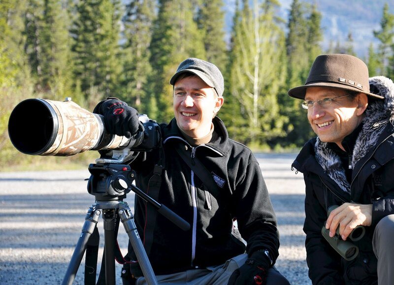 Reto Brennwald (r.) und Tierfotograf Peter Dettling auf Bärenfotojagd im Banff National Park, Kanada. – Bild: ZDF und SRF