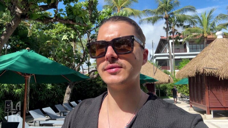 Sophie erinnert sich an ihre Zeit als Titelstar der Bravo Girl. Tim bereitet sich auf eine Reise ins Touristenhotel vor. Julia verbringt einen fröhlichen Abend beim Raclette-Essen mit ihren Freundinnen. – Bild: RTLZWEI