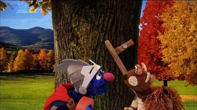 Super-Grobi (l.) hilft einem Eichhörnchen. – Bild: NDR/​Sesame Workshop