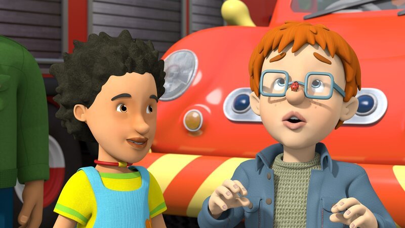 Mandy und Norman sind ganz fasziniert von einem Marienkäfer, der direkt auf Normans Nase gelandet ist. – Bild: KiKA/​HIT Entertainment