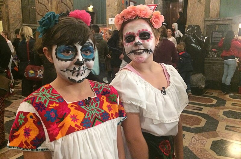 Frida und Hanna feiern das größte Fest Mexikos: Das Totenfest – Día de los Muertos. Dazu backen sie leckeres Totenbrot, schminken sich und tragen wunderschöne Kleider! Auf zur Party! – Bild: SWR/​Felix Aue