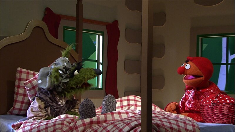 Fashion Advise von Ernie (r.): Rot trendet! – Bild: NDR/​Studio Hamburg Produktion/​Sesame workshop