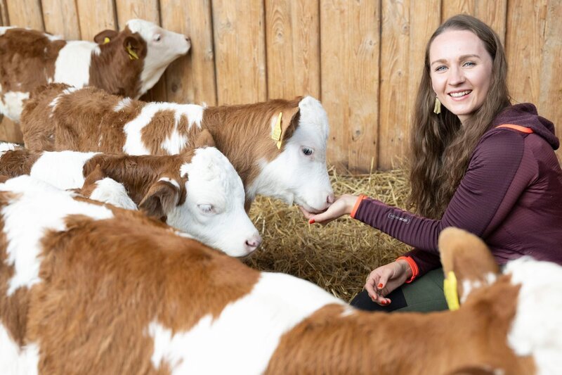 Bei Verena Krimbacher auf dem Biohof Krimbacher im Kammeltal (Bayern) – Bild: WDR /​ M. Grande