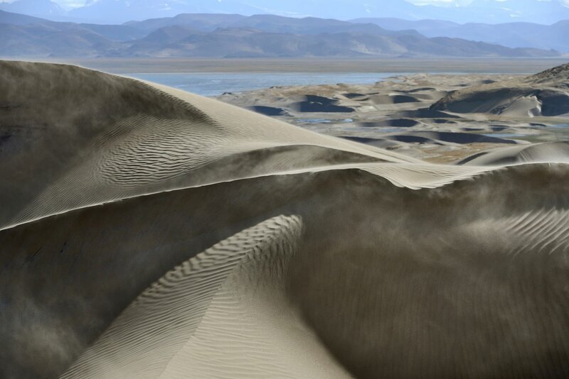 Südtibet: Eines der zahlreichen Sandbecken entlang des Yarlung Tsangpo, dem Oberlauf des Brahmaputra. Er transportiert mehr Sediment als jeder andere Fluss unseres Planeten. – Bild: ZDF und Klaus Feichtenberger