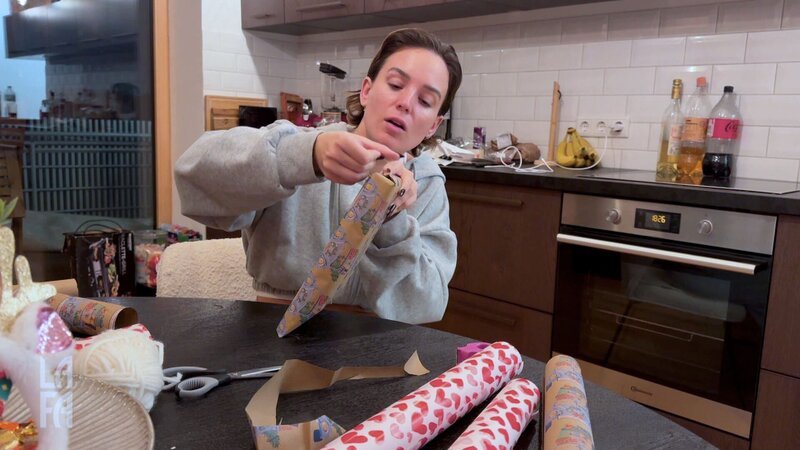 Die LaFa Mädels verbringen den Tag mit dem Einkauf von Geschenken für die Familie und backen anschließend Plätzchen. – Bild: RTLZWEI