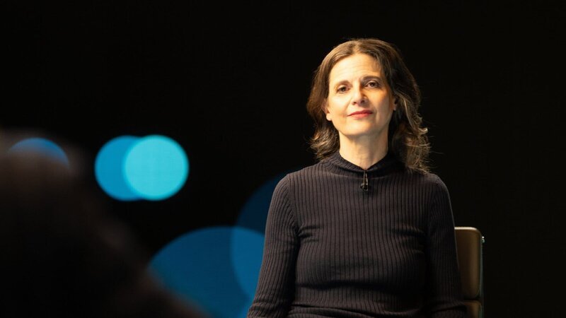 Die britische politische Philosophin und Autorin Erica Benner ist zu Gast bei „Precht“ zum Thema „Wer regiert in der Demokratie?“. – Bild: ZDF und Nils Woitschach
