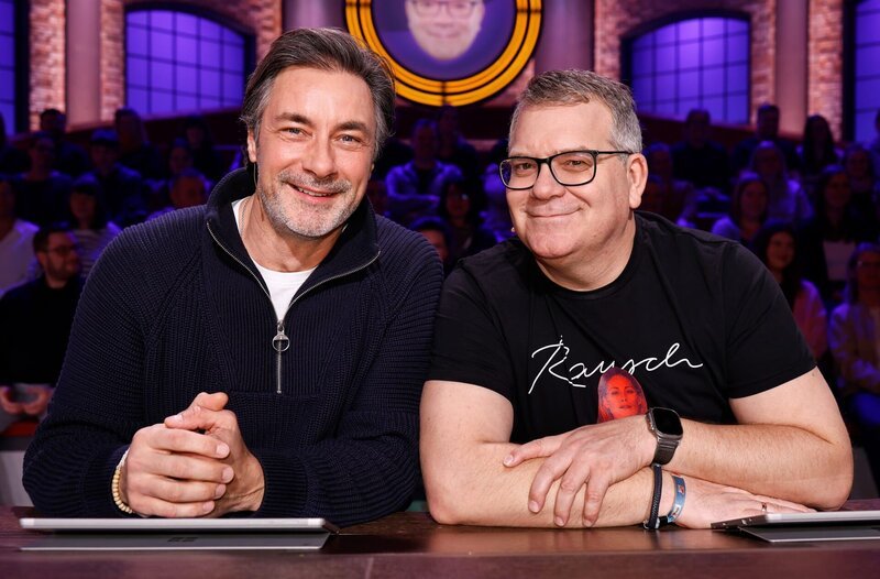 Rateteam-Kapitän Elton (r.) mit Fernseh- und Hörfunkmoderator Marco Schreyl (l.). – Bild: ARD/​Morris Mac Matzen