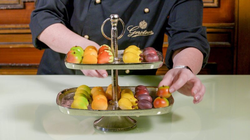 Süsse Früchte von der K & K Hofzuckerbäckerei Gerstner, 1873 auf der Weltausstellung angeboten. – Bild: ZDF und ORF/​Filmwerkstatt Wien/​Roman Bagner