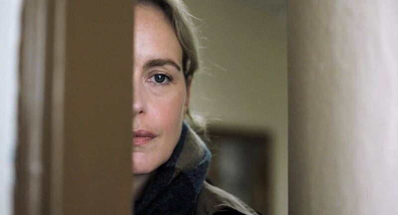 Anna Bronsky (Nina Hoss) – Bild: PLURIMEDIA (Les Films du Losange / Lupa Film / Arte (Deutschland) / Idéale Audience / Port au Prince Film & Kultur Produktion / ZDF) Anna Bronsky (Nina Hoss) – Bild: PLURIMEDIA (Les Films du Losange / Lupa Film / Arte (Deutschland) / Idéale Audience / Port au Prince Film & Kultur Produktion / ZDF)
