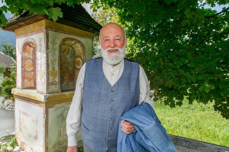 Sepp Forcher vor dem Bildstock Gundersheim. – Bild: ORF/​Anton Wieser