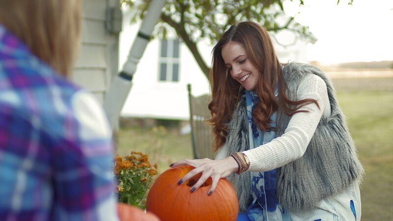 Kate carving a pumpkin. – Bild: Discovery Communications