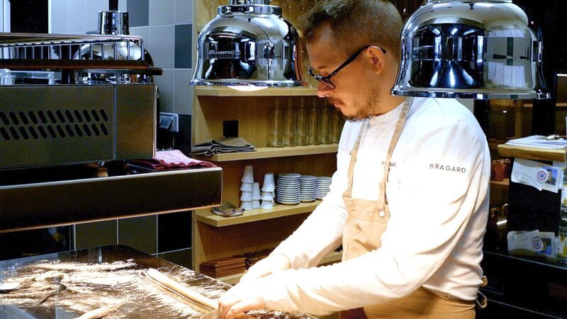 Der junge Koch aus dem Restaurant Choko Ona in Espelette hat schon einen ersten Michelin-Stern bekommen. – Bild: ZDF und SWR/​navegantes