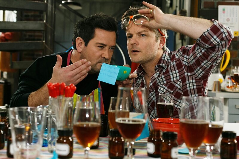 Marian (Sam Eisenstein, l.) und Ingo (André Dietz) arbeiten verbissen an ihrem Bierrezept. – Bild: RTL /​ Kai Schulz