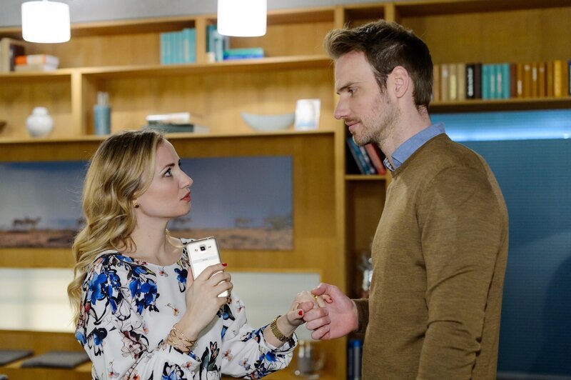 Isabelle (Ania Niedieck) verheimlicht Damian (Christian Feist), dass sie nach Namibia fliegt, um seinem Geheimnis auf die Spur zu kommen. – Bild: RTL /​ Willi Weber