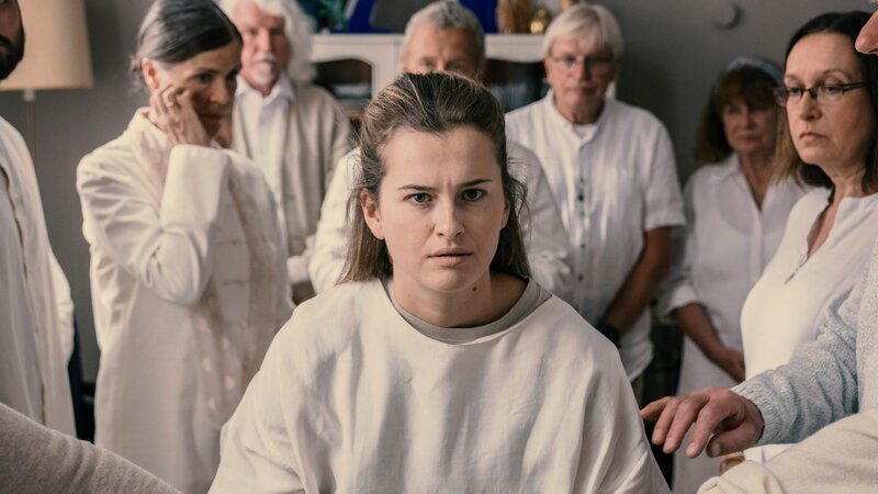 Melisa Dobric (m.) – Bild: RTL /​ Neuesuper /​ Hardy Brackmann