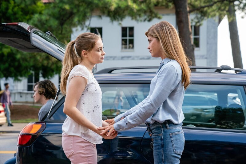 (v.l.n.r.) Noah (Dylan Arnold); Tessa Young (Josephine Langford); Carol Young (Selma Blair) – Bild: Constantin Film Verleih GmbH (v.l.n.r.) Noah (Dylan Arnold); Tessa Young (Josephine Langford); Carol Young (Selma Blair) – Bild: Constantin Film Verleih GmbH