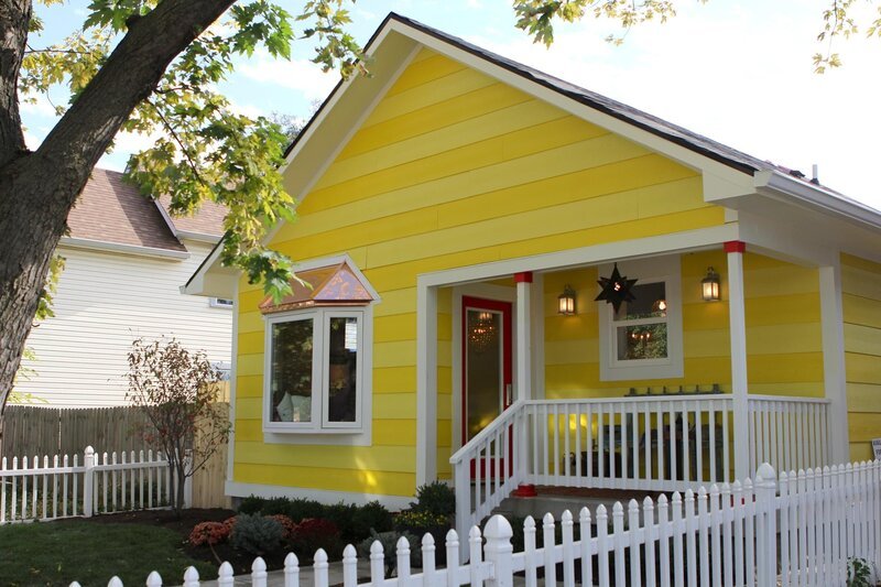 Mina und Karen wagen eine kostspielige Investition, als sie ein Haus in bester Lage finden, doch das Haus hält auch noch einige teure Überraschungen bereit … – Bild: HGTV/​Scripps Networks, LLC