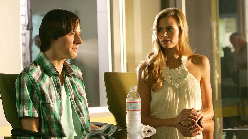 Bonnie Galenetti (Brooke Burns) war Stammkundin des getöteten Schönheitschirurgen Dr. Reeger. Ihr Sohn Lucas (Jake Thomas) befand sich zur Tatzeit in der Nähe des Tatorts und muss sich den Fragen der Polizei stellen. – Bild: RTL /​ CBS