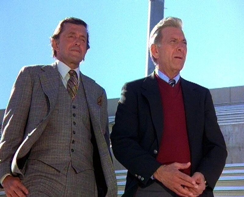 Quincy (Jack Klugman, re.) und Avery Manning (Charles Aidman) schauen sich ein öffentliches Leichtathletik-Training an. – Bild: RTLup