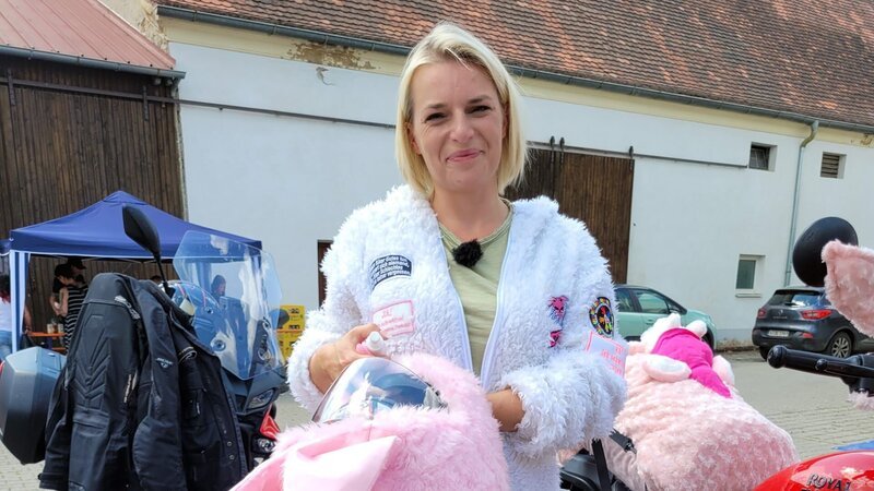 Schafft es Karola Becker mit den 6.000 Euro, die die Gebauers eisern gespart und bei Freunden zusammengekratzt haben, ein passendes Fahrzeug mit Zukunft für den Gnadenhof aufzutreiben? – Bild: RTLZWEI
