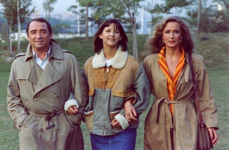 Vic (Sophie Marceau, Mitte) freut sich, dass die Ehe ihrer Eltern Francois (Claude Brasseur) und Francoise (Brigitte Fossey) wieder funktioniert. – Bild: port.hu