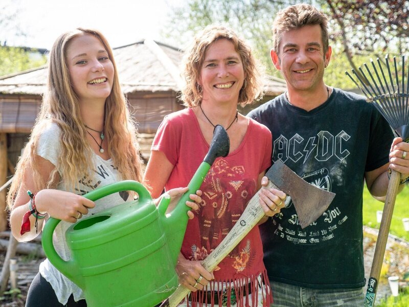 Claudia (l.), Celine und Frank – Bild: RTL /​ Tokee Bros.