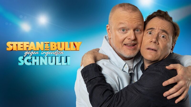 Stefan Raab (l.) und Michael Bully Herbig bilden in einer neuen Live-Show ein Dreamteam und treten gegen einen Kandidaten an, der drei Mitbewerber besiegt hat. Elton führt als Spielleiter durch die Show, Frank Buschmann kommentiert die Battles. – Bild: RTL