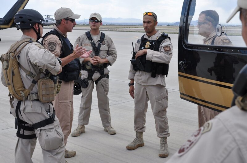 Nogales, Arizona, USA: Officers prepare for blackhawk helicopter mission. – Bild: 2015 National Geographic Partners, LLC. All rights reserved. Lizenzbild frei