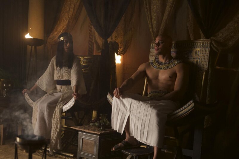 Akhenaten (Marcos James, r.) – Bild: Licensed by BBC Studios Germany GmbH Lizenzbild frei