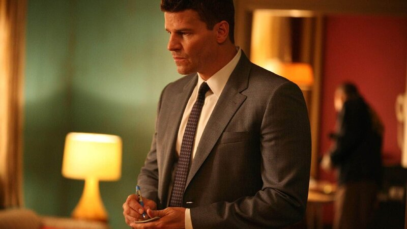 Agent Booth (David Boreanaz) versucht mehr über das Leben einer Frau herauszufinden, deren Körper halb aufgefressen in einem Terrarium gefunden wurde. – Bild: RTL /​ FOX