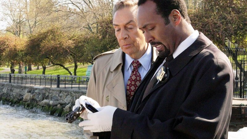 Die Ermittler Briscoe (Jerry Orbach, li.) und Green (Jesse L. Martin) hegen den Verdacht, dass zwei Hausfrauen gegenseitig die unliebsamen und untreuen Ehemänner zur Strecke gebrachten haben. Doch die Indizien reichen zunächst nicht aus, um dem mörderischen Duo dies nachzuweisen. – Bild: RTL Deutschland