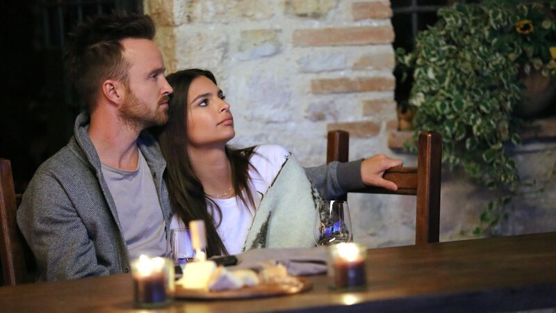 Bryan (Aaron Paul) und Cassie (Emily Ratajkowski) mieten eine Villa in Italien, um ihre Beziehung zu retten.; Bryan (Aaron Paul) und Cassie (Emily Ratajkowski) mieten eine Villa in Italien, um ihre Beziehung zu retten. – Bild: RTLZWEI Bryan (Aaron Paul) und Cassie (Emily Ratajkowski) mieten eine Villa in Italien, um ihre Beziehung zu retten.; Bryan (Aaron Paul) und Cassie (Emily Ratajkowski) mieten eine Villa in Italien, um ihre Beziehung zu retten. – Bild: RTLZWEI