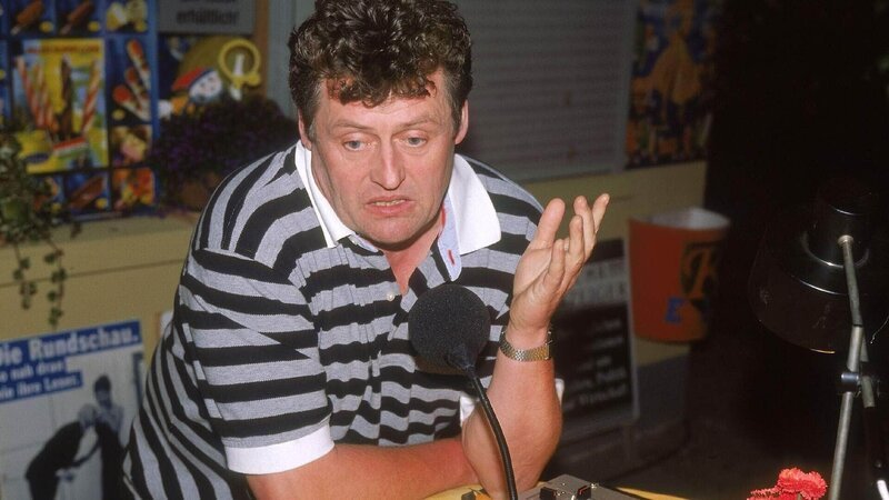 Benno (Willi Thomczyk) macht seiner Uschi eine Liebeserklärung via Camping Radio. – Bild: RTL Deutschland