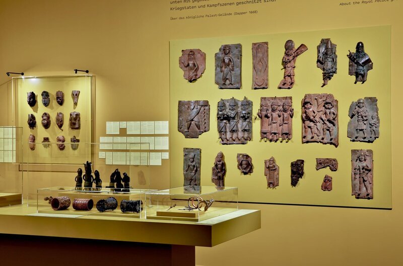 Die geraubten Artefakte werden in der Ausstellung „Benin. Geraubte Geschichte“ im Hamburger Museum am Rothenbaum – Kulturen und Künste der Welt (MARKK) ausgestellt und anschließend an Nigeria zurückgegeben. – Bild: MARKK/​Foto Paul Schimweg