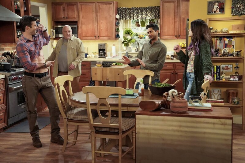 (v.l.n.r.) Riley (Parker Young); Art (Dean Norris); Al (Adhir Kalyan); Lizzie (Elizabeth Alderfer) – Bild: CBS Broadcasting Inc. /​ Robert Voets