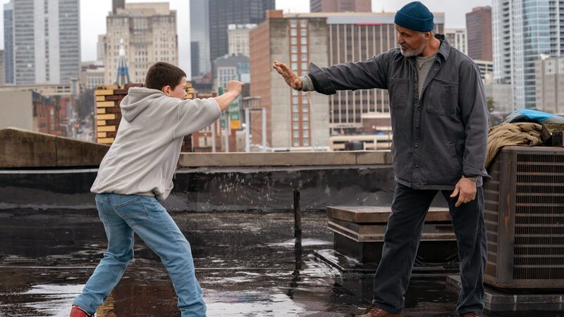 Sam (Javon „Wanna“ Walton, li.) meint in Müllfahrer Joe (Sylvester Stallone)  aus dem Nachbarhaus einen tot geglaubten Superhelden zu erkennen.   © 2022 Metro-Goldwyn-Mayer Pictures Inc.  All Rights Reserved.; Sam (Javon „Wanna“ Walton, li.) meint in Müllfahrer Joe (Sylvester Stallone)  aus dem Nachbarhaus einen tot geglaubten Superhelden zu erkennen.   © 2022 Metro-Goldwyn-Mayer Pictures Inc.  All Rights Reserved. – Bild: Metro-Goldwyn-Mayer Pictures Inc. /​ Daniel McFadden