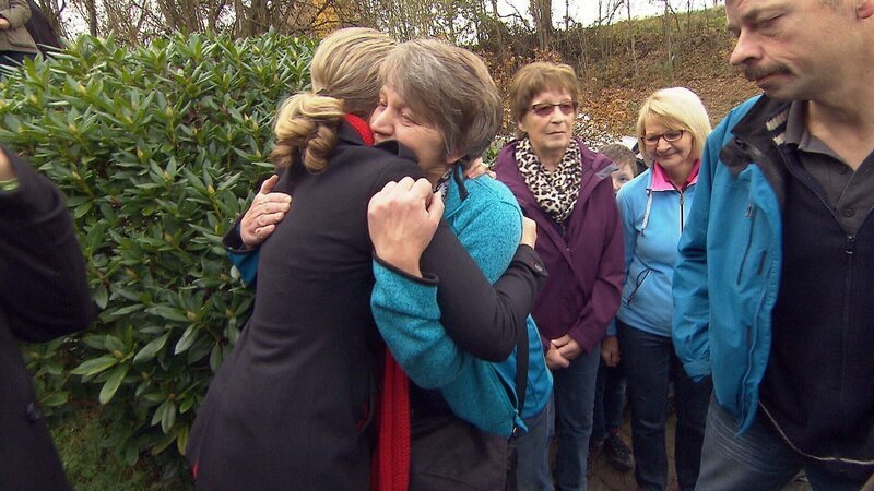 Eva Brenner heißt Sabine und deren Familie willkommen. – Bild: RTL II