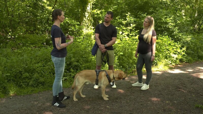 v.l.: Trainerin Ramona Houscht, Kevin und Viviane mit Labrador „Archie“. – Bild: RTL /​ Mina TV /​ Folge 58