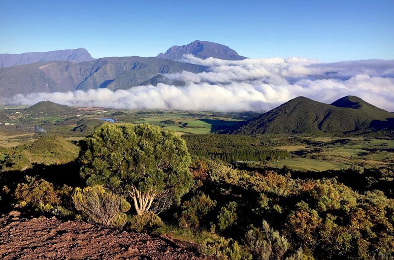 Der Piton de la Fournaise bricht pro Jahr ein- bis zweimal aus und muss daher ständig überwacht werden. Sein schlafender Nachbar, der Piton des Neiges, ist gezeichnet von Millionen Jahren vulkanischer Tätigkeit. – Bild: Picasa