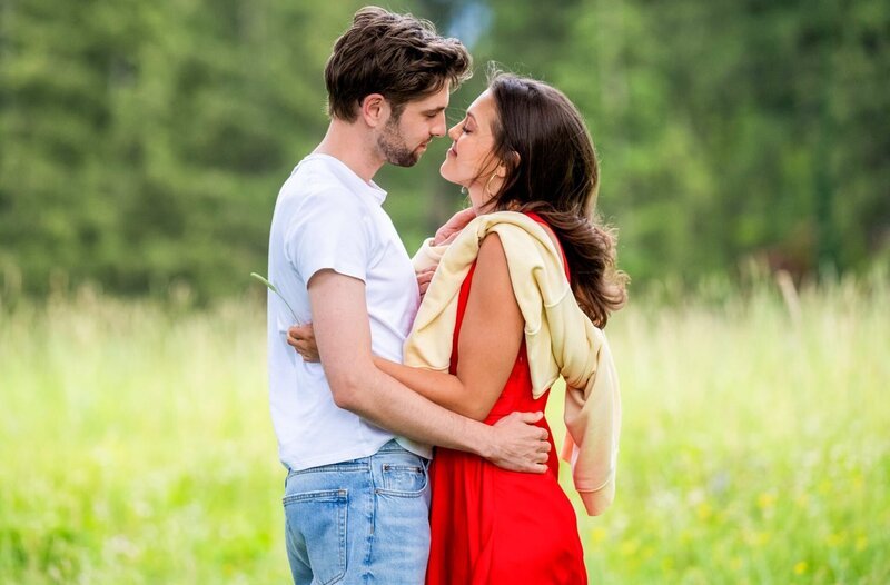 Maxi (Katharina Scheuba, r.) erinnert sich an einen ungetrübt glücklichen Moment mit Henry (Elias Reichert, l.). – Bild: ORF/​ARD/​Saskia Pavek