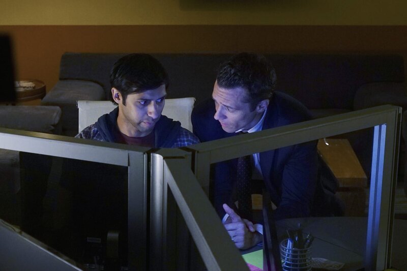 Bei den Ermittlungen stoßen Kevin (Seamus Dever, r.) und seine Kollegen auf Evan (Aly Mawji, l.). Doch hat er wirklich etwas damit zu tun? – Bild: ABC Studios