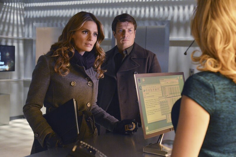 Ein Mordfall scheint für Beckett (Stana Katic, l.) und Castle (Nathan Fillion, M.) schnell gelöst zu sein, doch dann haben sie plötzlich drei Geständnisse zu nur einem Mord … – Bild: 2013 American Broadcasting Companies, Inc. All rights reserved. Lizenzbild frei