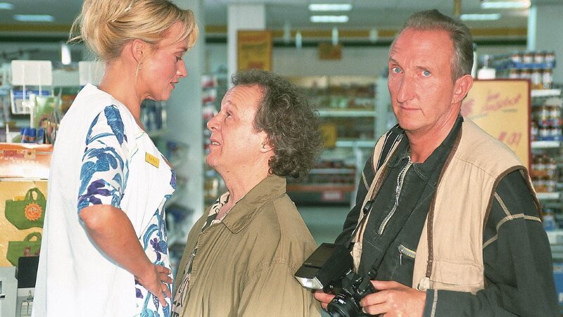 Bei Rita (Gaby Köster) beißen die Reporter Suden (Kalle Pohl, M.) und Lammers (Mike Krüger) auf Granit. Ihre Ehrfurcht vor den Herren der Presse hält sich in Grenzen. – Bild: RTL /​ Guido Engels