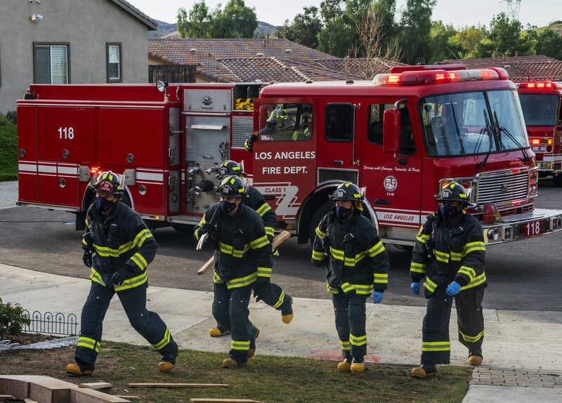 L-R: Bobby Nash (Peter Krause), Evan ‚Buck‘ Buckley (Oliver Stark), Howie ‚Chimney‘ Han (Kenneth Choi), Henrietta ‚Hen‘ Wilson (Aisha Hinds) – Bild: Fox Media LLC /​ Jack Zeman
