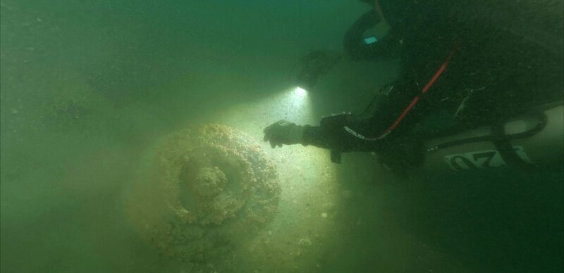 Ein Taucher beleuchtet die gefundenen Wrackteile – Bild: THE HISTORY CHANNEL /​ A+E Networks