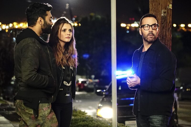 Tariq (Jake Matthews, l.); Lizzie (Alexandra Chando, M.); Tanner (Jeremy Piven, r.) – Bild: CBS Broadcasting, Inc.