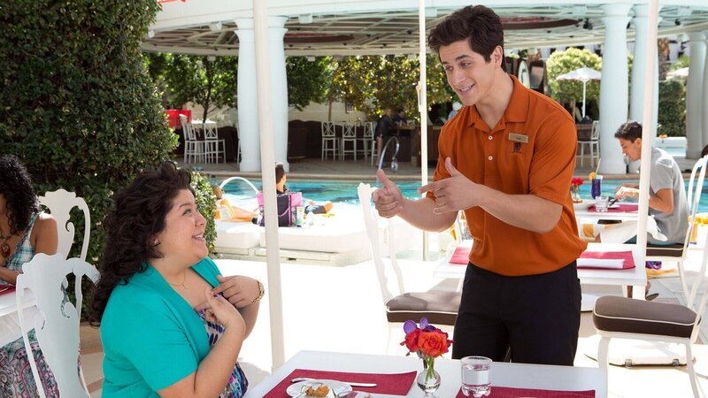 Maya (Raini Rodriguez) hat nur noch Augen für Lane (David Henrie) – Bild: CTMG, Inc. Maya (Raini Rodriguez) hat nur noch Augen für Lane (David Henrie) – Bild: CTMG, Inc.