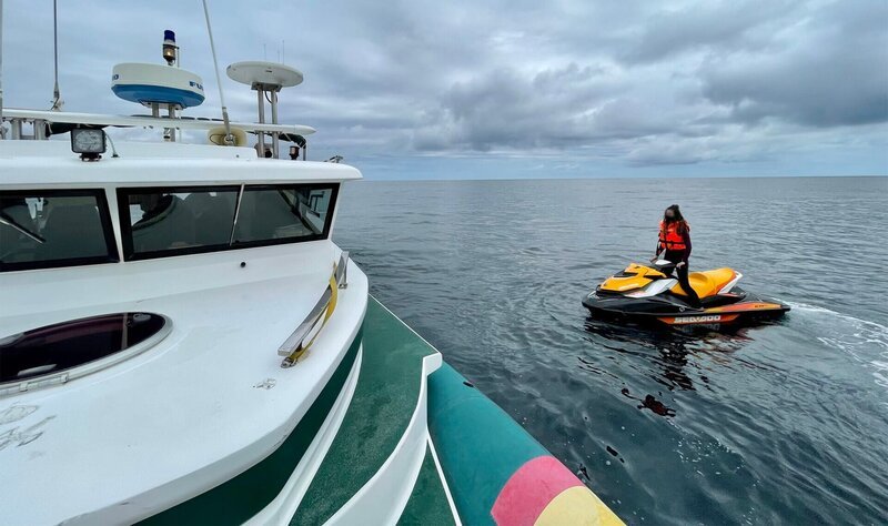 Die Guardia Civil beteiligt sich an einer Jetskikontrolle. (Guardia Civil) – Bild: Guardia Civil /​ Guardia Civil /​ Guardia Civil