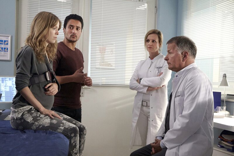 Dr. Roland Heilmann (Thomas Rühmann, rechts) rät der schwangeren Doro Kruse (Luise Helm) dringlichst zu einer OP und einer Chemotherapie. Da weder er noch Dr. Lea Peters (Anja Nejarri, 2. von rechts) Doro ein hundertprozentiges Versprechen geben können, dass das Kind unbeschadet bleibt, will Doro ihre Überlebensprognose ohne jegliche Behandlung wissen: Sechs bis acht Monate. Für Doro genug Zeit, ein gesundes Baby auf die Welt zu bringen. Doros verzweifelter Mann Stefan (Omar El-Saeidi) hält Doros Entscheidung für Wahnsinn, er fleht sie an, sich behandeln zu lassen. – Bild: MDR/​MDR/​Saxonia Media/​Wernicke