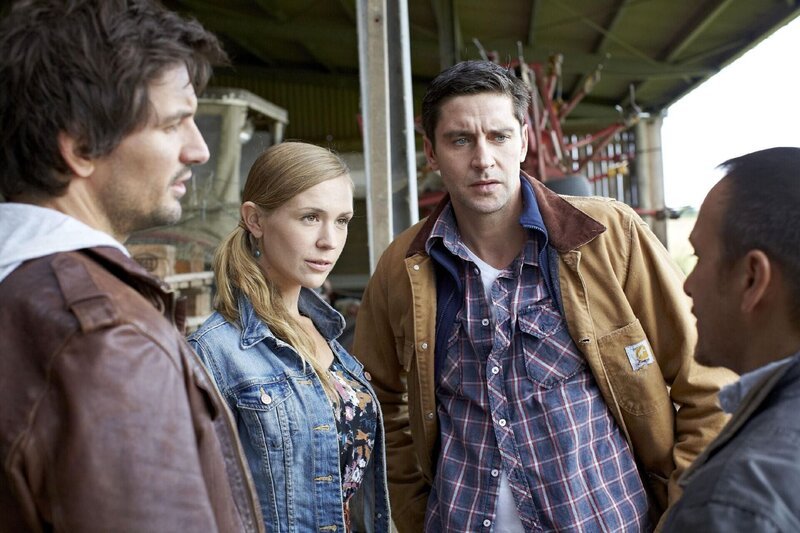 Ben (Tom Beck, l.) und Semir (Erdogan Atalay, r.) suchen Ingo Jansen (Oliver Bootz) auf, dessen Frau Anna (Lea Faßbender) nichts von seiner kriminellen Vergangenheit weiß. – Bild: RTL /​ Guido Engels